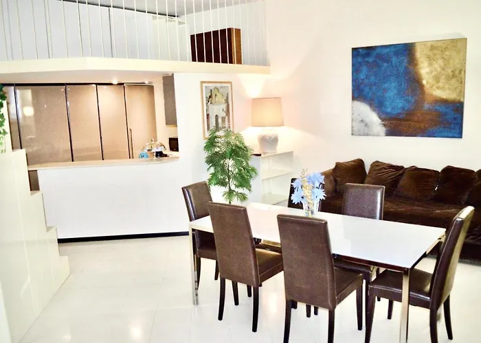 Central Apartment - Walk To Navona - Full Kitchen - Fast Wi-Fi & A-C